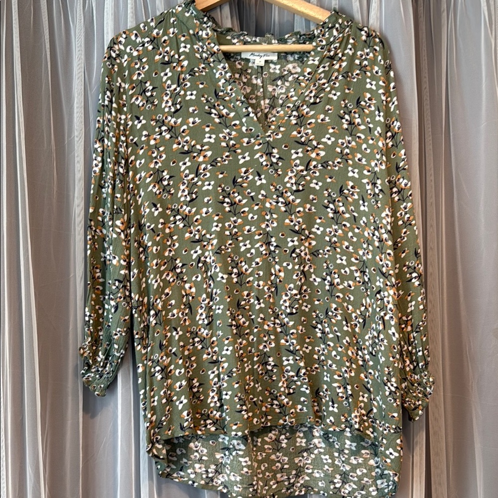 Asymmetrical Green and White 3/4 Sleeve Tunic